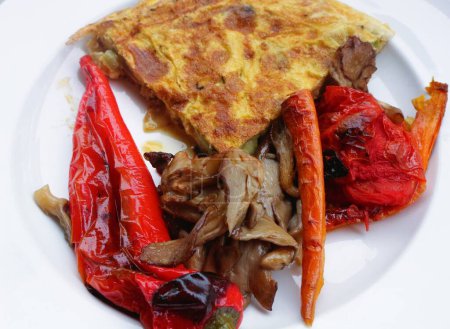 Foto de Saboree la deliciosa combinación de verduras asadas al horno combinadas con una tortilla esponjosa - Imagen libre de derechos
