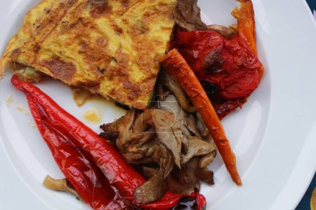 Foto de Saboree la deliciosa combinación de verduras asadas al horno combinadas con una tortilla esponjosa - Imagen libre de derechos