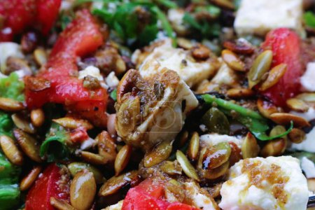 Experimente los sabores vibrantes y los beneficios para la salud de una ensalada de estilo griego con feta