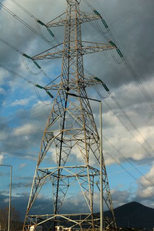 Téléchargez les photos : Embarquez pour un voyage dans le monde des tours de transmission électrique, des géants imposants qui forment l'épine dorsale de l'infrastructure moderne - en image libre de droit