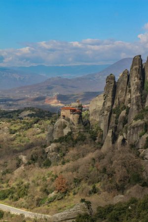 Foto de Descubra la serenidad en medio de la grandeza de los imponentes acantilados de Meteora, donde la más pequeña de las iglesias ofrece un refugio tranquilo en medio de una impresionante belleza natural - Imagen libre de derechos