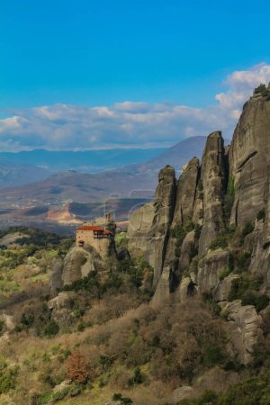 Découvrez la sérénité au milieu de la grandeur des falaises imposantes de Meteora, où la plus petite des églises offre une retraite tranquille au milieu d'une beauté naturelle à couper le souffle