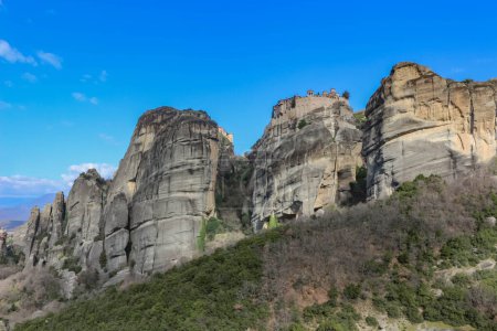 Foto de Experimente la impresionante belleza de la iglesia enclavada en lo alto de un acantilado en Meteora, Grecia, un testimonio del ingenio humano y la devoción espiritual - Imagen libre de derechos