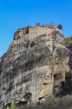 Découvrez la beauté impressionnante de l'église nichée au sommet d'une falaise à Meteora, en Grèce, un témoignage de l'ingéniosité humaine et de la dévotion spirituelle