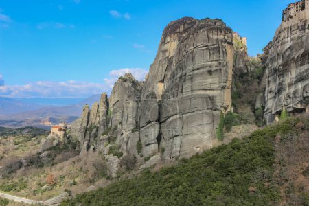 Téléchargez les photos : Découvrez la sérénité au milieu de la grandeur des falaises imposantes de Meteora, où la plus petite des églises offre une retraite tranquille au milieu d'une beauté naturelle à couper le souffle - en image libre de droit