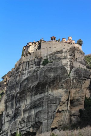 Entdecken Sie die göttliche Schönheit und den spirituellen Reiz der Kirchen, die die Klippen von Meteora, Griechenland, zieren