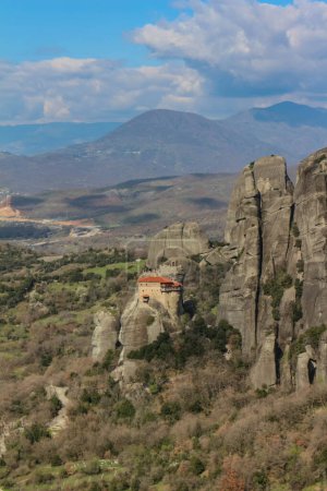 Découvrez la sérénité au milieu de la grandeur des falaises imposantes de Meteora, où la plus petite des églises offre une retraite tranquille au milieu d'une beauté naturelle à couper le souffle
