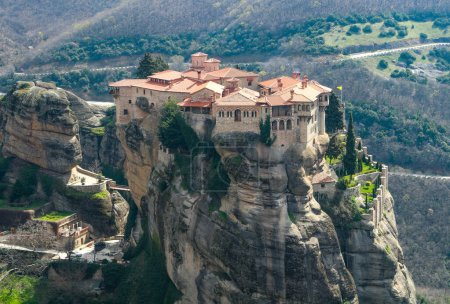 Découvrez la tranquillité divine et les merveilles architecturales du monastère Varlaam, niché au milieu des majestueuses falaises de Meteora, Grèce