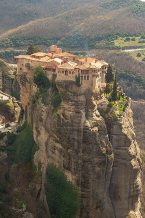 Experimente la tranquilidad divina y las maravillas arquitectónicas del Monasterio Varlaam, ubicado en medio de los majestuosos acantilados de Meteora, Grecia