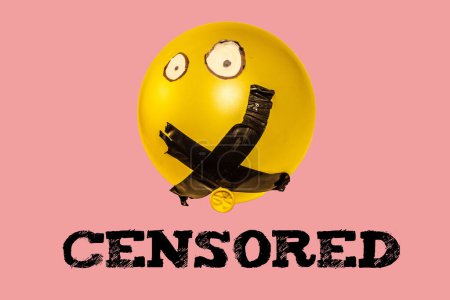 Téléchargez les photos : Illuminez les effets étouffants de la censure et annulez la culture avec cette image conceptuelle évocatrice représentant un ballon avec sa bouche fermée par ruban adhésif. - en image libre de droit