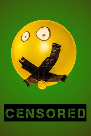 Erleuchten Sie die erdrückenden Auswirkungen der Zensur und heben Sie die Kultur mit diesem eindrucksvollen Konzeptbild auf, das einen Luftballon mit einem mit Klebeband verschlossenen Mund zeigt..