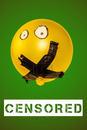 Erleuchten Sie die erdrückenden Auswirkungen der Zensur und heben Sie die Kultur mit diesem eindrucksvollen Konzeptbild auf, das einen Luftballon mit einem mit Klebeband verschlossenen Mund zeigt..