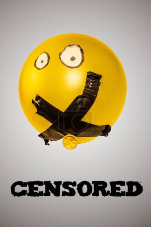 Ilumina los efectos sofocantes de la censura y cancela la cultura con esta evocadora imagen conceptual que representa un globo con la boca sellada con cinta adhesiva.