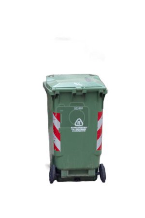 Vereinzelte Mülltonnen in verschiedenen Farben und Stilen, bereit für Abfallmanagement-Designs, Umweltkampagnen und städtische Szenen