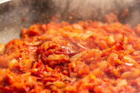 Veredeln Sie Ihre kulinarischen Kreationen mit unserem authentischen spanischen Sofrito, das sorgfältig gefertigt wurde, um Ihrer Paella reiche, aromatische Aromen zu verleihen, die die Essenz der mediterranen Küche einfangen.