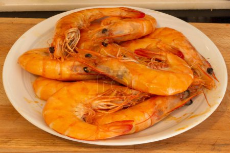 Foto de Experimente la esencia de la cocina española con camarones chisporroteantes, un ingrediente sabroso en la fabricación de paella auténtica - Imagen libre de derechos