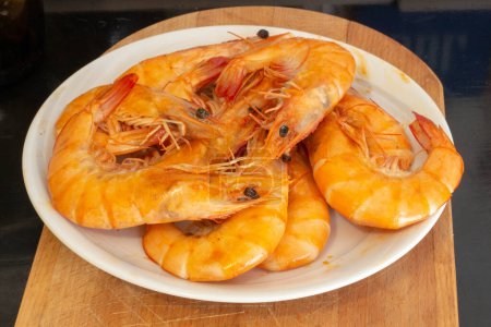 Découvrez l'essence de la cuisine espagnole avec des crevettes pétillantes, un ingrédient savoureux dans la fabrication de paella authentique