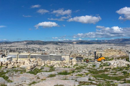 Téléchargez les photos : Assistez à la transformation du Parthénon au milieu de la rénovation, symbolisant le délicat équilibre entre des attentes touristiques contraires et la restauration méticuleuse de l'art ancien. - en image libre de droit