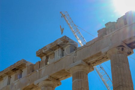 Assistez à la transformation du Parthénon au milieu de la rénovation, symbolisant le délicat équilibre entre des attentes touristiques contraires et la restauration méticuleuse de l'art ancien.