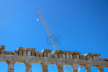 Erleben Sie die Verwandlung des Parthenon inmitten der Renovierung, die das empfindliche Gleichgewicht zwischen vereitelten Touristenerwartungen und der sorgfältigen Wiederherstellung antiker Kunst symbolisiert