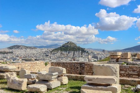 Betrachten Sie die atemberaubende Aussicht auf den Lycabettus-Hügel vom erhöhten Aussichtspunkt der Akropolis und fangen Sie die Essenz der faszinierenden Landschaft und architektonischen Pracht Athens ein.