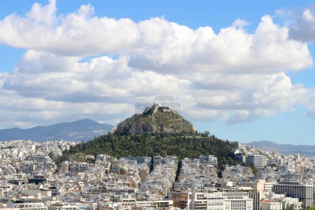 Admirez la vue imprenable sur la colline de Lycabettus depuis le point de vue surélevé de l'Acropole, capturant l'essence du paysage captivant et de la splendeur architecturale d'Athènes.