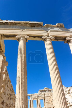 Tauchen Sie ein in die Anziehungskraft des antiken Griechenlands durch die Eleganz des Parthenons aus Marmor, ein Leuchtturm für den Tourismus inmitten historischer Pracht und kulturellen Reichtums