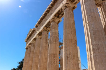 Plongez dans l'attrait de la Grèce antique à travers l'élégance du marbre du Parthénon, un phare pour le tourisme dans la splendeur historique et la richesse culturelle