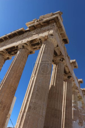 Plongez dans l'attrait de la Grèce antique à travers l'élégance du marbre du Parthénon, un phare pour le tourisme dans la splendeur historique et la richesse culturelle