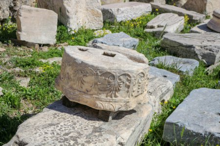 Sea testigo de la belleza duradera de una piedra envejecida, parte de los majestuosos pilares de mármol que adornan la Acrópolis, narrando silenciosamente cuentos de artesanía antigua y grandeza arquitectónica