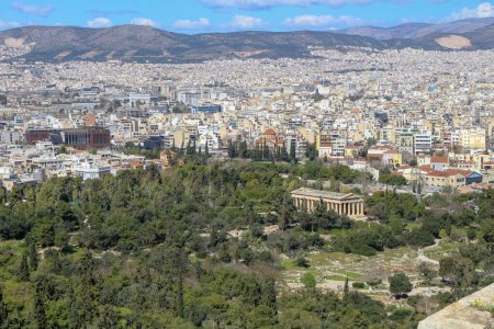 Oto majestatyczna panorama Aten z punktu widokowego Partenonu, oferująca zapierającą dech w piersiach perspektywę kultowych zabytków starożytnego miasta i współczesnego krajobrazu miejskiego