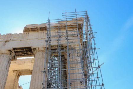 Assistez à la transformation du Parthénon au milieu de la rénovation, symbolisant le délicat équilibre entre des attentes touristiques contraires et la restauration méticuleuse de l'art ancien.