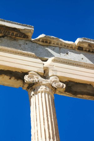 Tauchen Sie ein in die Anziehungskraft des antiken Griechenlands durch die Eleganz des Parthenons aus Marmor, ein Leuchtturm für den Tourismus inmitten historischer Pracht und kulturellen Reichtums