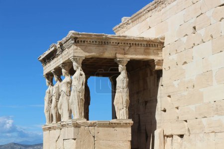 Entdecken Sie das architektonische Wunder des Erechtheion, ein faszinierendes Wahrzeichen auf der Akropolis, das Touristen anzieht und als kommerzieller Vorteil für Reiseangebote und historische Aufwertung dient