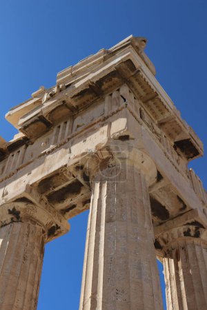 Adéntrate en el encanto de la Antigua Grecia a través de la elegancia de mármol del Partenón, un faro para el turismo en medio del esplendor histórico y la riqueza cultural.