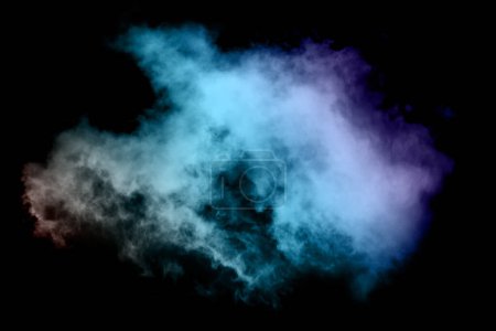 Foto de Niebla nublada con muchos colores sobre un fondo negro. - Imagen libre de derechos