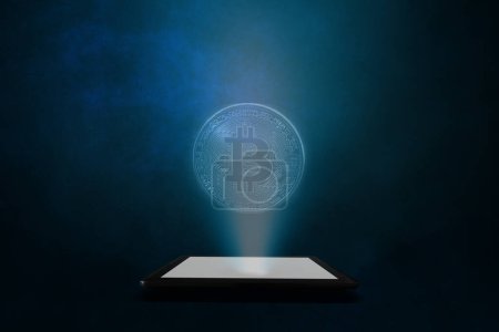 Foto de Un bitcoin se proyecta desde una tableta con un fondo abstracto azul. Inteligencia artificial. - Imagen libre de derechos