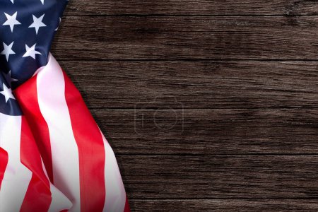 Téléchargez les photos : Étoiles et rayures drapeau américain sur fond bois rustique, espace de copie. La fierté du peuple américain. Symbole d'indépendance, de liberté et de patriotisme aux Etats-Unis. - en image libre de droit