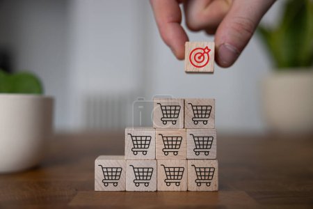 Augmentation du volume de vente faire du succès commercial, Flips cube avec l'objectif de l'icône et le symbole du panier.