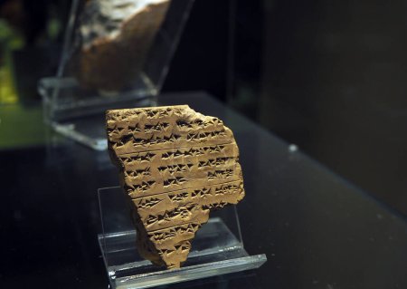 Foto de Tablas de arcilla cuneiforme asiria de Kultepe que se exhibieron en el Museo de Civilizaciones Anatólicas en Ankara, Turkiye. - Imagen libre de derechos