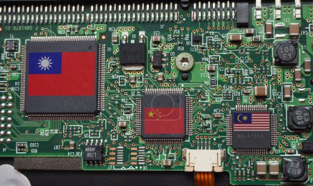 Foto de Las banderas de China, Taiwán y Malasia imprimen la pantalla al microchip. Algunos países productores de chips en Asia. - Imagen libre de derechos