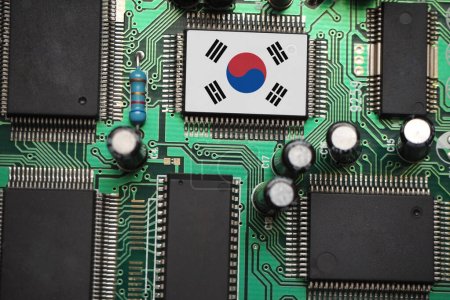 Téléchargez les photos : Puces d'ordinateur sur fond numérique avec drapeau de la Corée du Sud. Producteur de composants semi-conducteurs. - en image libre de droit