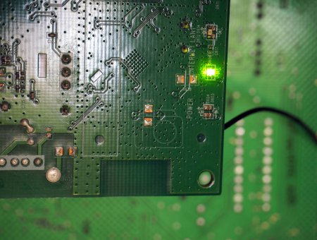 Téléchargez les photos : Carte de circuit concept de télécommunication avec fond de lumière led verte - en image libre de droit