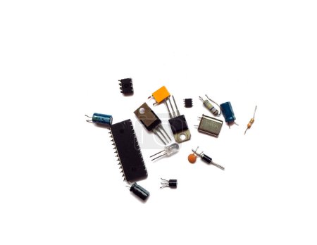 Foto de Varios componentes del circuito electrónico en un blanco. Semiconductores, resistencias, condensadores, circuitos integrados. - Imagen libre de derechos