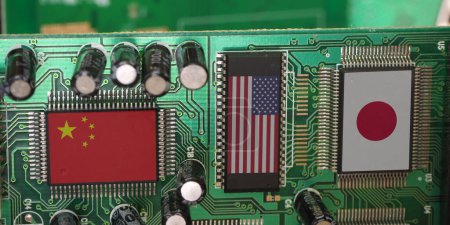 Foto de Chip, procesador, conjunto de chips y países de fabricación de CPU del mundo. Banderas de China, EE.UU., Japón en las fichas. - Imagen libre de derechos
