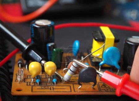 Foto de Reparación de circuito electrónico. Componentes electrónicos en la placa base. Centrado en la resistencia. - Imagen libre de derechos
