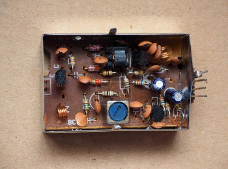 Téléchargez les photos : Carte de circuit électronique de modulation RF dans son cadre métallique. - en image libre de droit