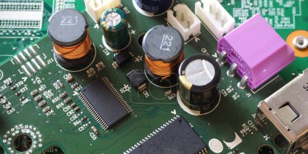 Banner de alta tecnología con microchip. Componentes de inductores y semiconductores en la placa de circuito electrónico. 