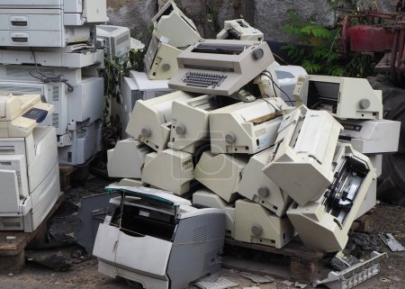 Téléchargez les photos : Pile de déchets de machines de bureau. Prêt pour le recyclage des imprimantes et des photocopieurs. - en image libre de droit