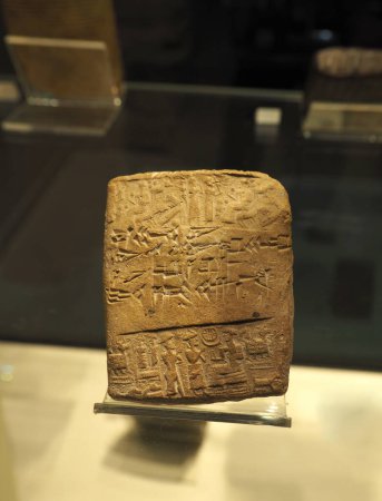 Téléchargez les photos : Anciens rituels sur une tablette hittite cunéiforme au Musée des civilisations anatoliennes d'Ankara. Turkiye - 2022 - en image libre de droit